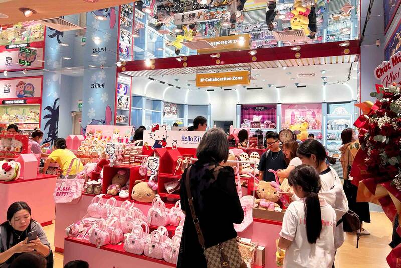 Các cửa hàng, quán ăn trong trung tâm thương mại quá tải khách vào khung giờ cao điểm. Ảnh: Hạ Mây