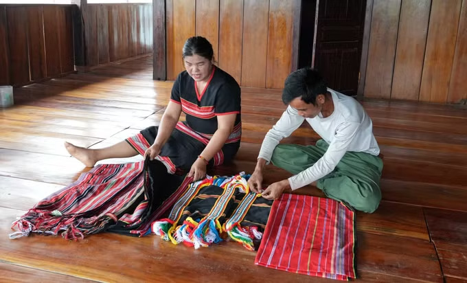 Thổ cẩm truyền thống của người Giẻ - Triêng ở làng Đăk Răng, xã Dục Nông, tỉnh Quảng Ngãi.