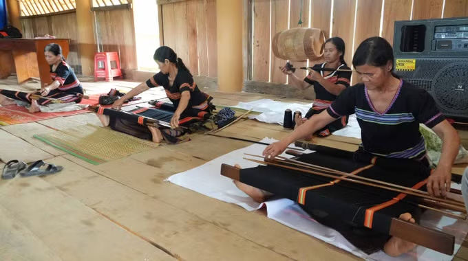 The brocade weaving profession of the Gie - Trieng people is struggling to find a way out. Photo: Du Toan/VNA