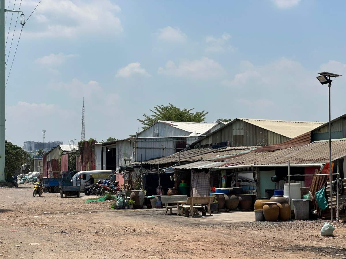 Những ngôi nhà lụp xụp bên trong dự án. Ảnh: Minh Tâm