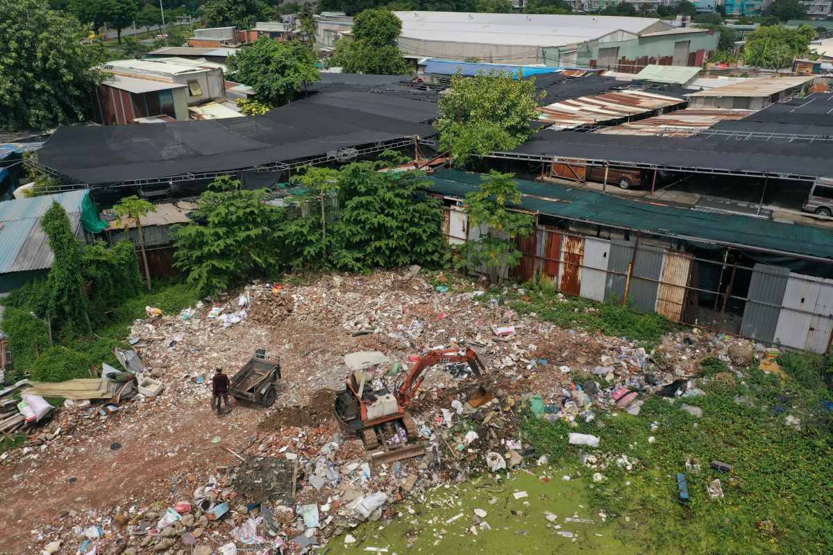 Lối vào bên trong dự án treo có nhiều rác thải, có nơi còn tập kết xà bần. Ảnh: Minh Tâm