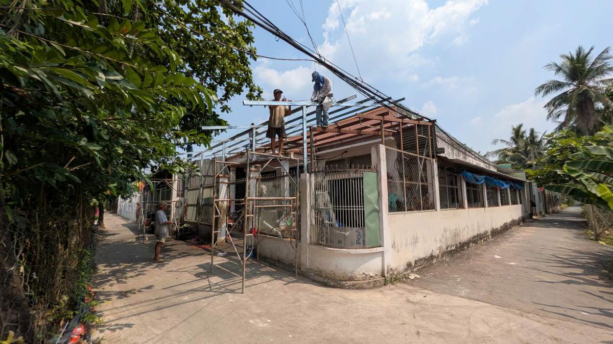 Người dân chỉ sửa nhà để ở tạm chứ không dám xây mới. Ảnh: Anh Tú