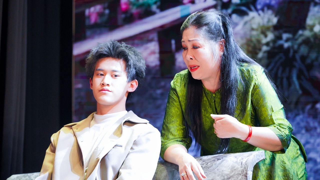 People's Artist Hong Van (right) acting in the play "Gia Gan". Photo: Stage