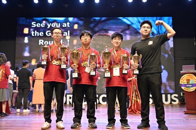 Coach Ngu To Duy (in black shirt) takes pictures with the members who won the overall championship. Photo: Character provided