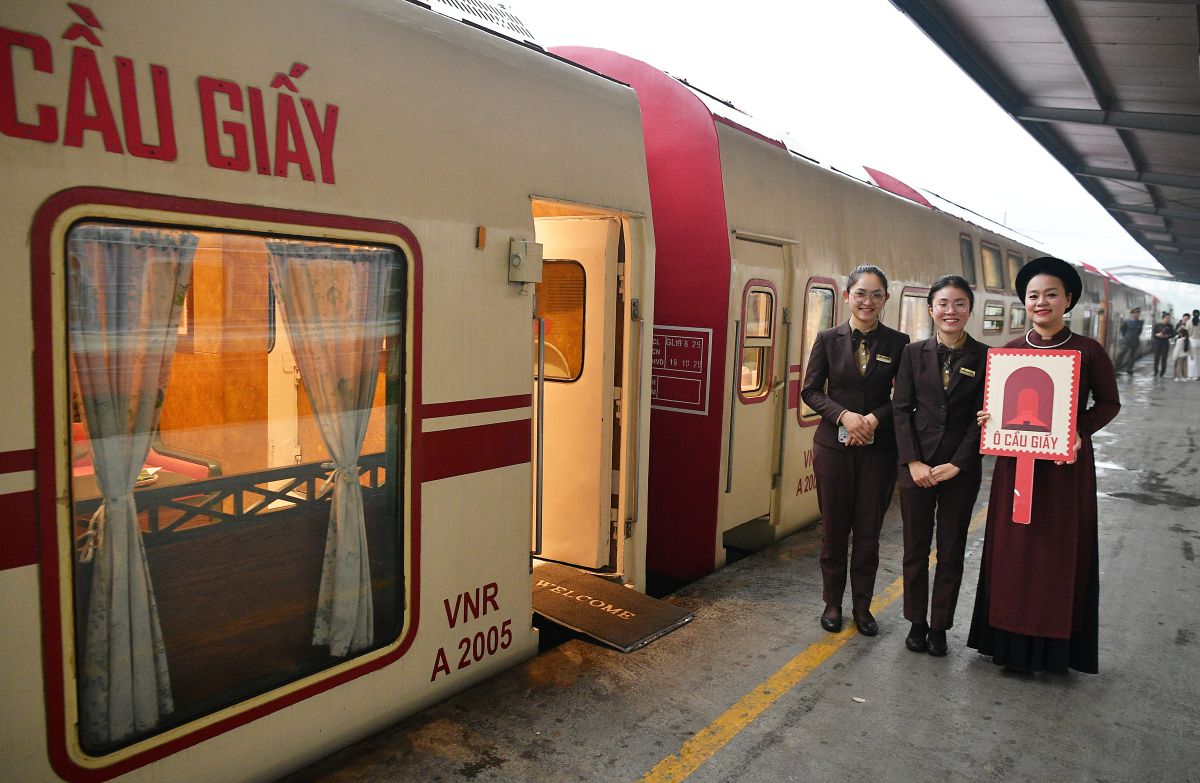 5-Cửa Ô" train attracts tourists with the Hanoi - Kinh Bac heritage journey. Photo: Viet Van