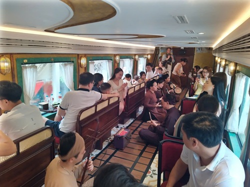 Tàu “5 Cửa Ô”: Trải nghiệm du lịch văn hóa độc đáo từ Hà Nội đến Kinh Bắc. Ảnh: Minh Hạnh 