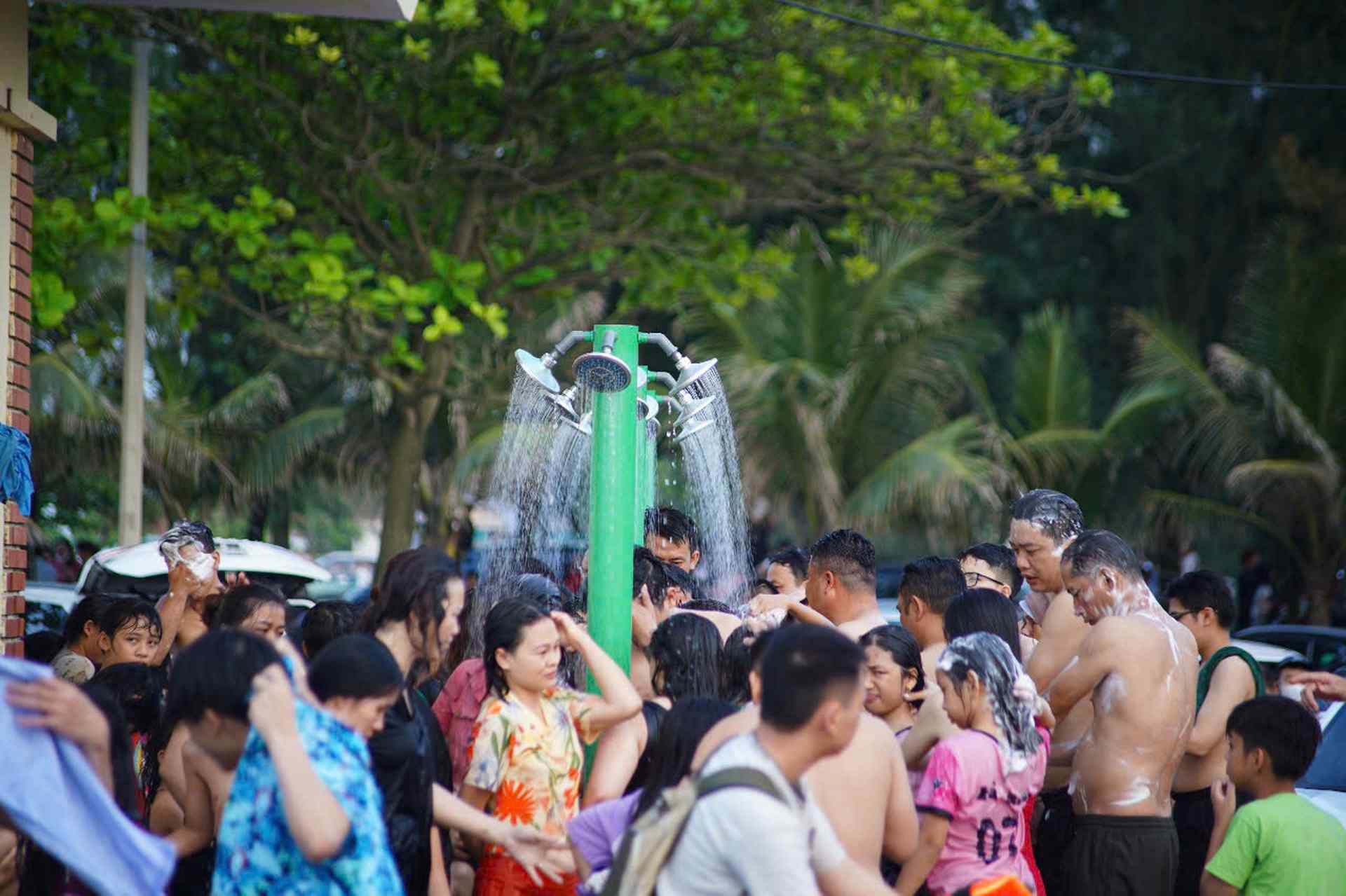 Du khách trải nghiệm tiện ích tắm nước ngọt tại biển Cửa Lò. Ảnh: Duy Chương