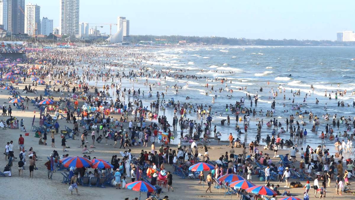 Vung Tau welcomed 63,000 visitors during the 3-day holiday, the most in the afternoon of April 26. Photo: Toan Pham