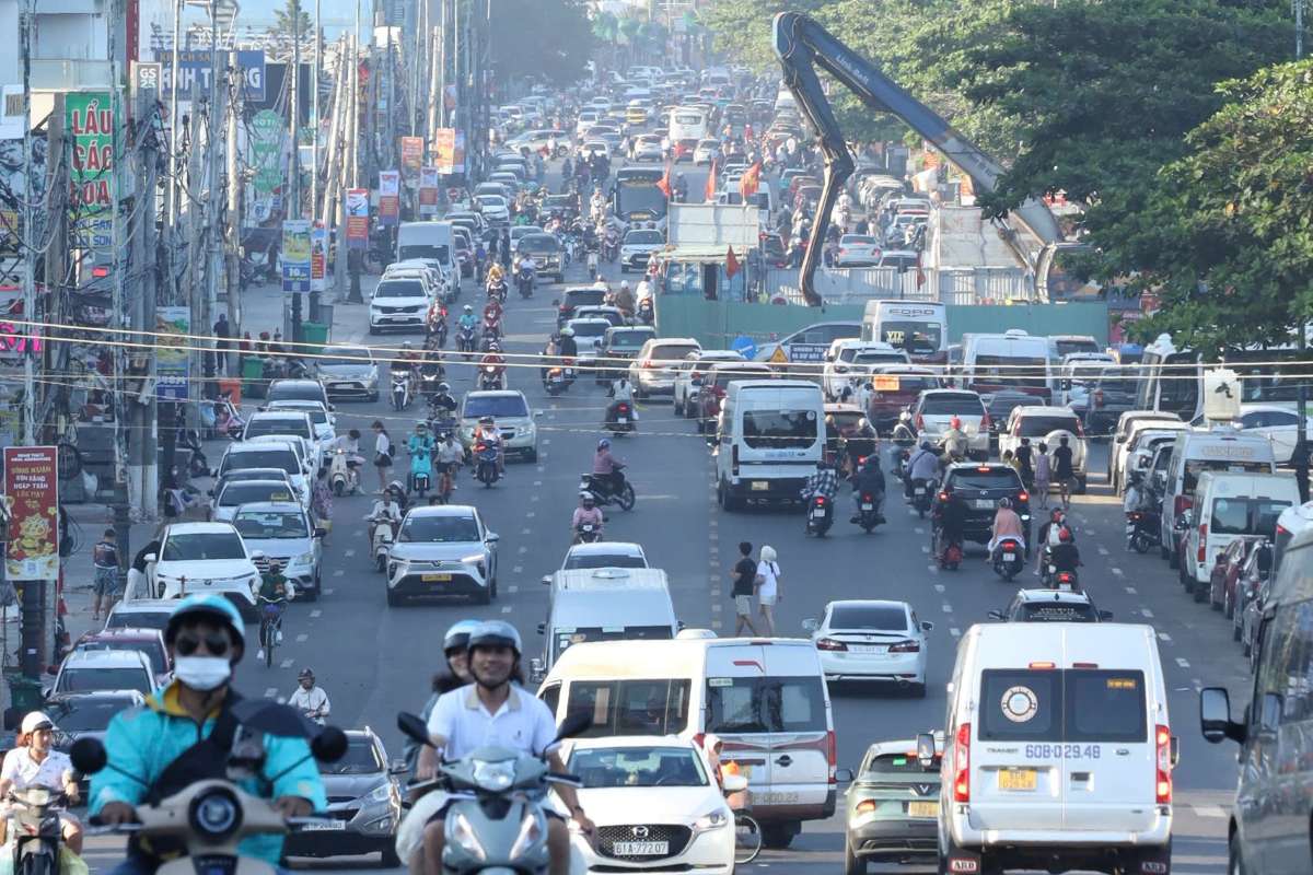 Tuyến đường Thùy Vân lưu thông vẫn ổn định vào lúc đông nhất trong chiều 26.4. Ảnh: Toàn Phạm