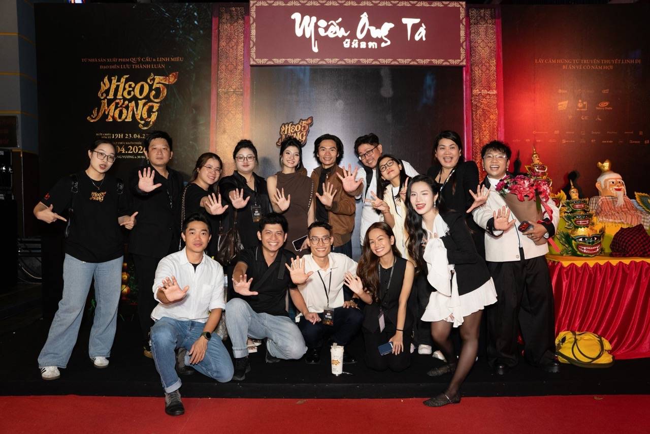 Đoàn phim Heo năm móng. Ảnh: Đoàn phim.