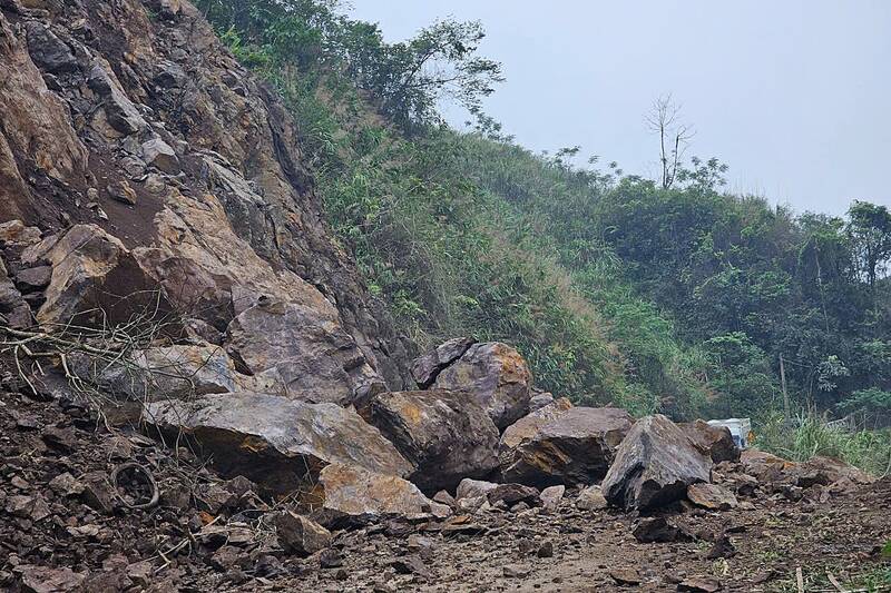 Due to heavy rain, landslides caused traffic jams at Km17+765 - Km17+780 (P)/DT. 101 (Van Ho - Quang Minh branch), Doan Ket commune, Son La province. Photo: Binh Khiem