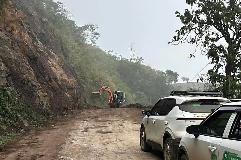 Đơn vị quản lý tuyến đường tỉnh 101, tỉnh Sơn La đã huy động máy móc, tổ chức hót dọn đất đá, đảm bảo an toàn. Ảnh: Bỉnh Khiêm