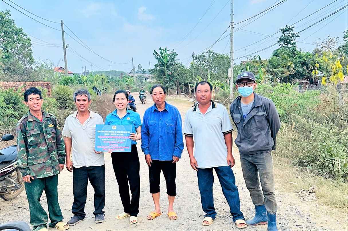 Công đoàn xã Cư Jút trao công trình hệ thống điện chiếu cho người dân xóm Chảng. Ảnh: Nguyễn Út 