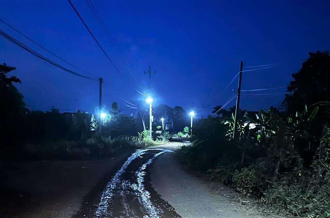 Solar power project providing lighting in Chang village. Photo: Nguyen Ut
