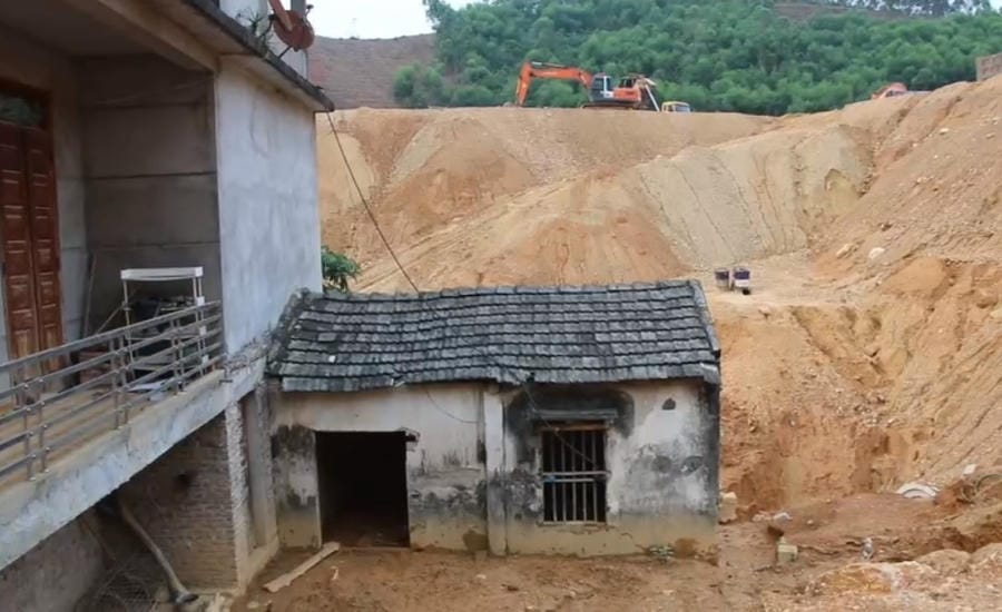 Face à de nombreux risques d'insécurité lorsqu'ils vivent à côté du chantier du projet routier Sơn Dương - Tân Trào, de nombreux ménages sont toujours déterminés à rester et à attendre un plan de réinstallation satisfaisant. Photo: Việt Bắc