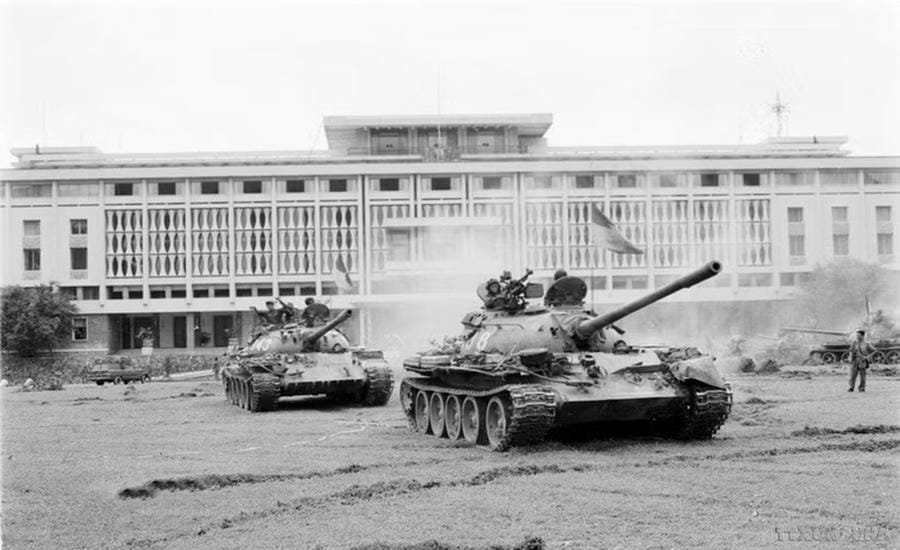 On the morning of April 30, 1975, from all directions, hundreds of tanks, armored vehicles and infantry simultaneously advanced straight to the Saigon Governor-General's Palace, liberating Saigon. Photo: Hua Kiem/VNA