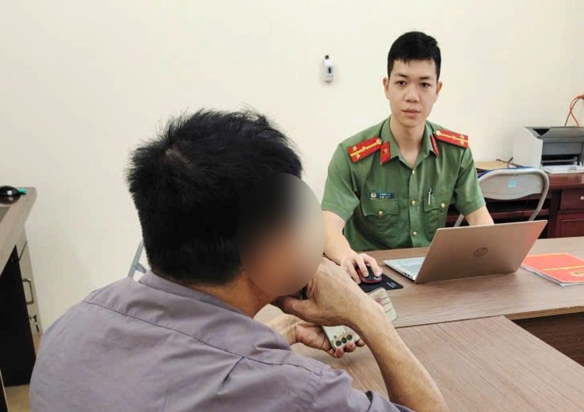 Công an phường Yên Sơn, tỉnh Ninh Bình làm việc với ông N.V.Q. Ảnh: Công an Ninh Bình