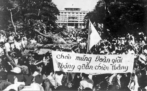 Saigon people welcome the Liberation Army at noon on April 30, 1975. Photo: VNA Archives