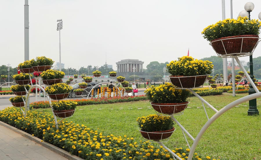 Decorative flowers to celebrate April 30 and May 1 in the area of Ba Dinh Square and Ho Chi Minh Mausoleum. Photo: Hai Nguyen
