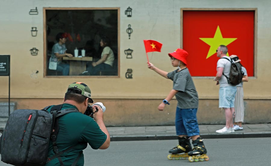 Hình ảnh cờ Tổ quốc có mặt khắp nơi. Trên hình là khu vực Quảng trường Đông Kinh Nghĩa Thục (Hà Nội). Ảnh: Tô Thế