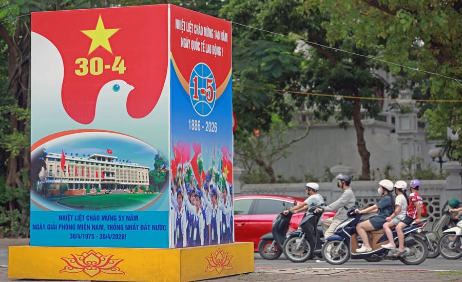 Những ngày cuối tháng 4, nhiều tuyến đường trên địa bàn TP.HCM khoác lên mình sắc đỏ rực rỡ của cờ Đảng, cờ Tổ quốc và pano, biểu ngữ hướng đến đại lễ kỷ niệm 51 năm Ngày Giải phóng miền Nam, thống nhất đất nước 30.4.1975 - 30.4.2026. Ảnh: Anh Tú