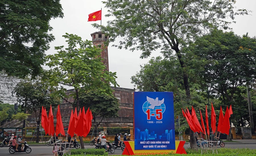 Pano khổ lớn được dựng lên tại khu vực đối diện cột cờ Hà Nội. Ảnh: Tô Thế