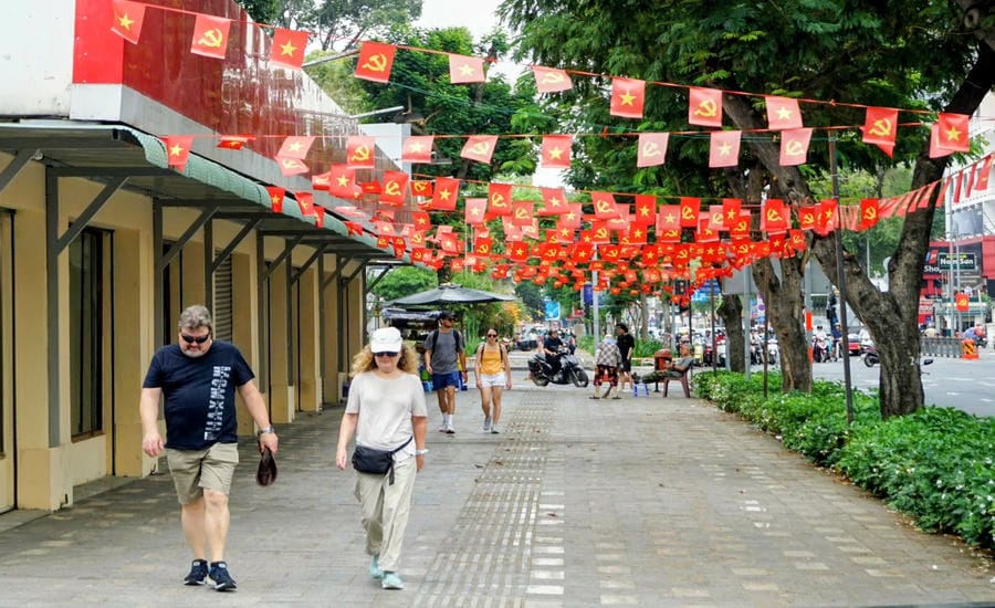 Các tuyến đường Nguyễn Thị Minh Khai, Nguyễn Huệ, Lê Lợi (TPHCM)... rực rỡ sắc đỏ của màu cờ, băng rôn, khẩu hiệu, tranh cổ động, pano chào mừng đại lễ. Ảnh: Thái Bảo