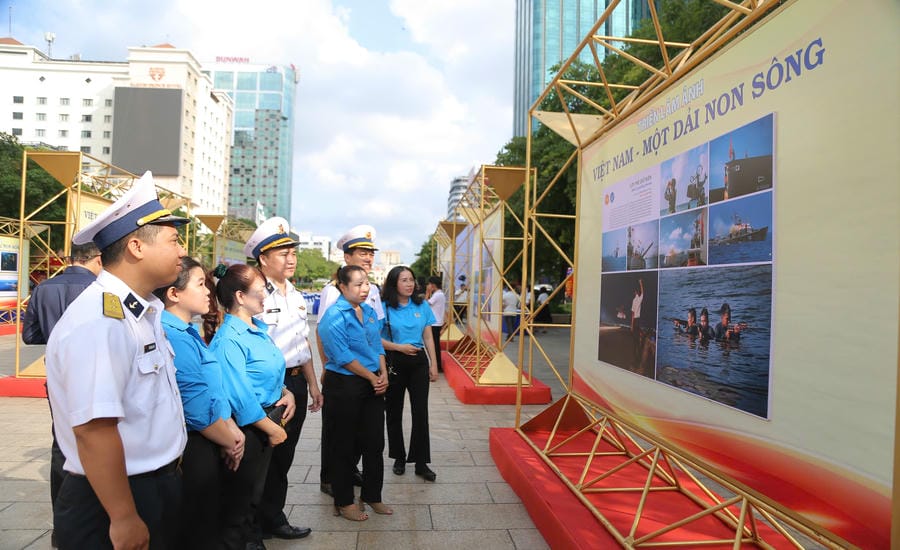 Triển lãm ảnh “Việt Nam - Một dải non sông” chào mừng đại lễ vừa khai mạc tại phố đi bộ Nguyễn Huệ (TPHCM), thu hút đông đảo người dân tham quan. Ảnh: Thái Bảo