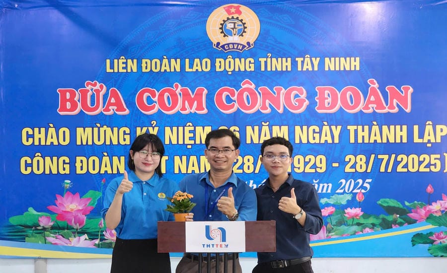 Mr. Nguyen Qui Hoang - Chairman of the grassroots Trade Union of Tran Hiep Thanh Textile Joint Stock Company (middle) - in an activity to care for employees. Photo: Character provided