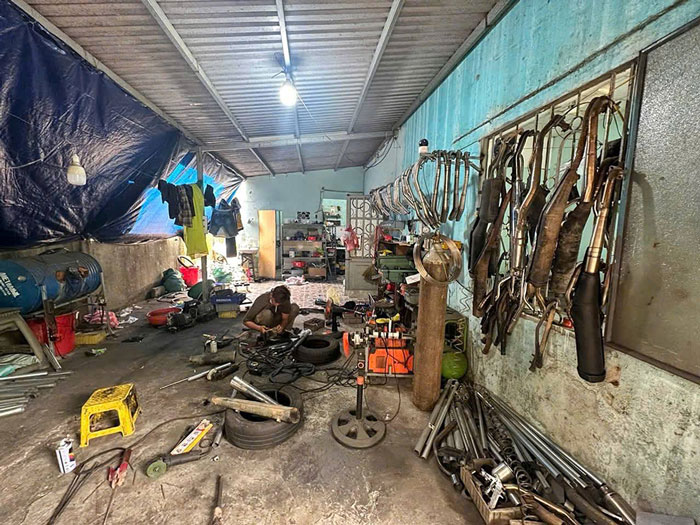 Police mobilize teenagers to remove modified exhaust pipes causing loud noise. Photo: Tran Thi