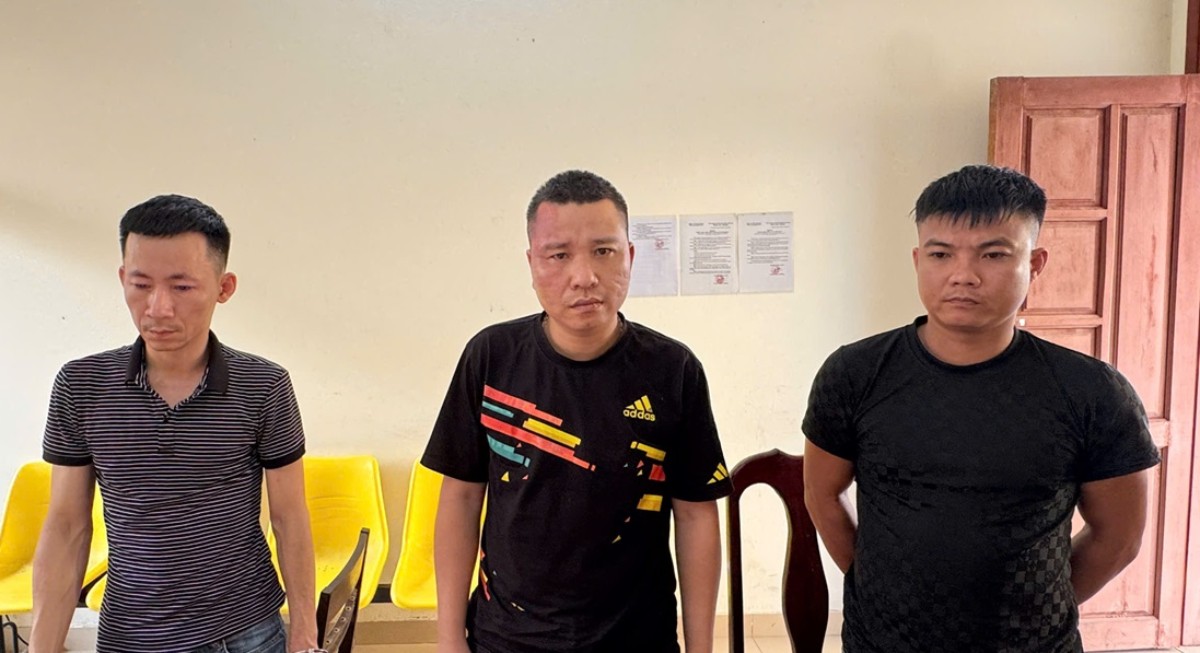 Détention provisoire de 2 suspects dans l'affaire d'utilisation illégale de stupéfiants dans la commune de Nho Quan, province de Ninh Binh. Photo: Police de Ninh Binh