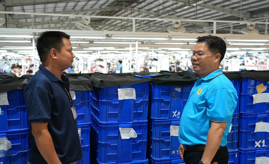 Mr. Nguyen Nhat Binh - Chairman of the Trade Union of Greentech Headgear Co., Ltd. (Chau Duc Industrial Park, Ho Chi Minh City) (right) - exchanging with workers in the factory in Nghia Thanh commune. Photo: Thanh An