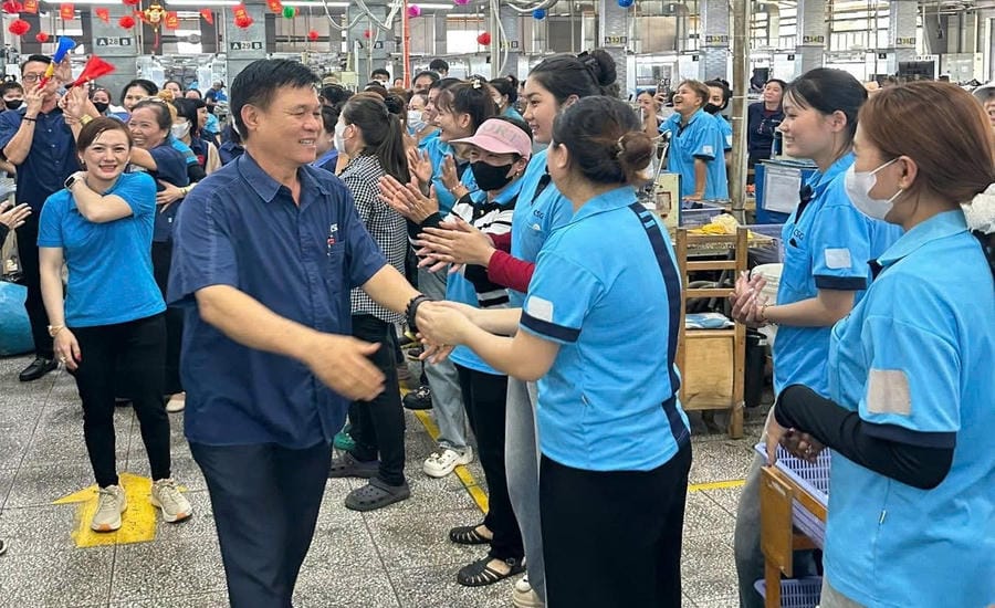 Mr. Dang Tuan Tu - Chairman of the Trade Union of Chang Shin Vietnam Company (Dong Nai) - visits workers. Photo: Company Trade Union
