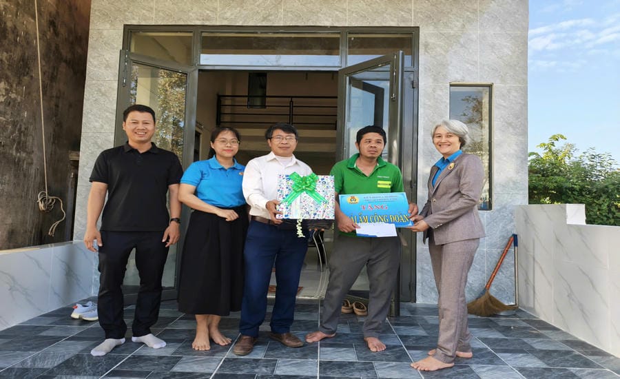 Mr. Le Hoan Giang (left cover) - Chairman of the Trade Union of Sedo Vinako One Member Limited Liability Company (Da Nang) - and representatives of the Company's leaders present Trade Union Warm Houses to employees. Photo: Character provided
