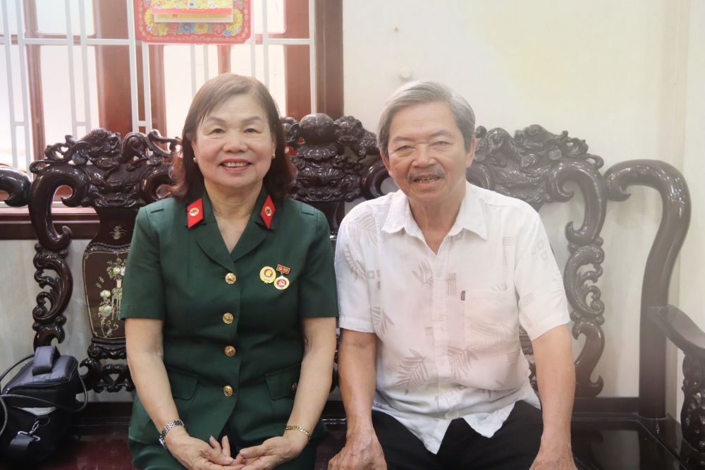 Veterans tell stories about war memorabilia preserved for more than 50 years. Photo: Tran Thi