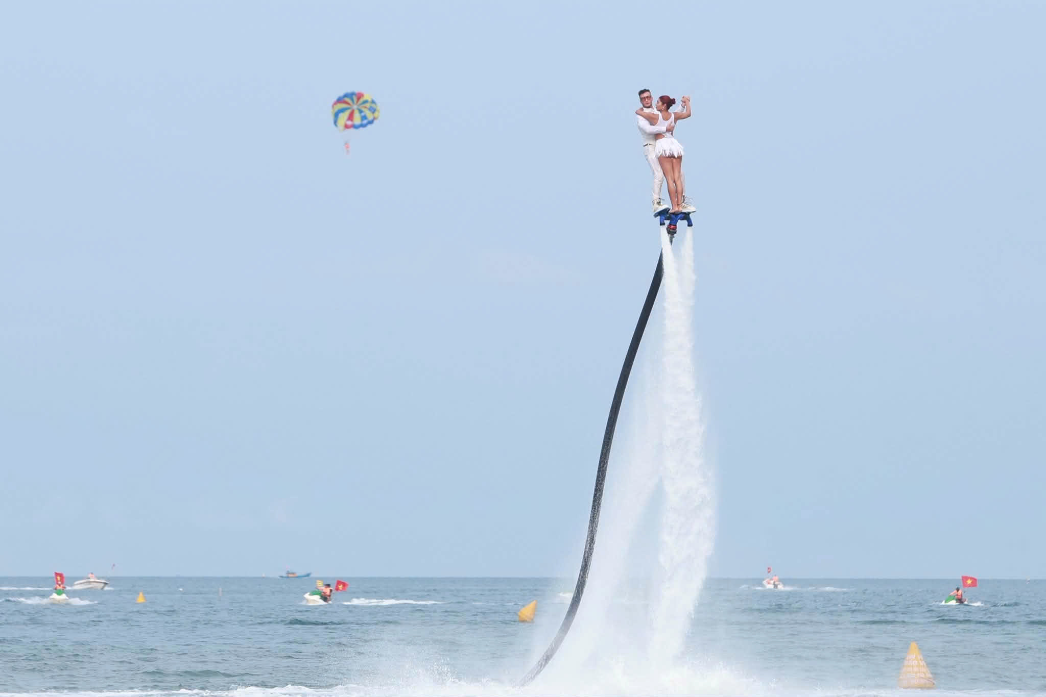 Foreign tourists come to Da Nang beach to watch kite and flyboard performances. Photo: Management Board of Son Tra Peninsula and tourist beaches of Da Nang