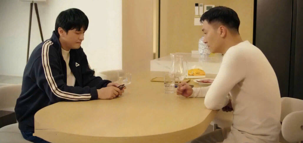 Quân chủ động tới gặp Lâm để nói lời xin lỗi. Ảnh: VFC