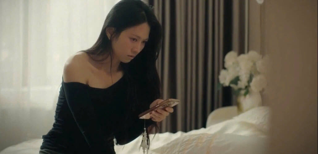 Giang cay đắng trước sự vô tâm của chồng tập 28 “Bước chân vào đời“. Ảnh: VFC