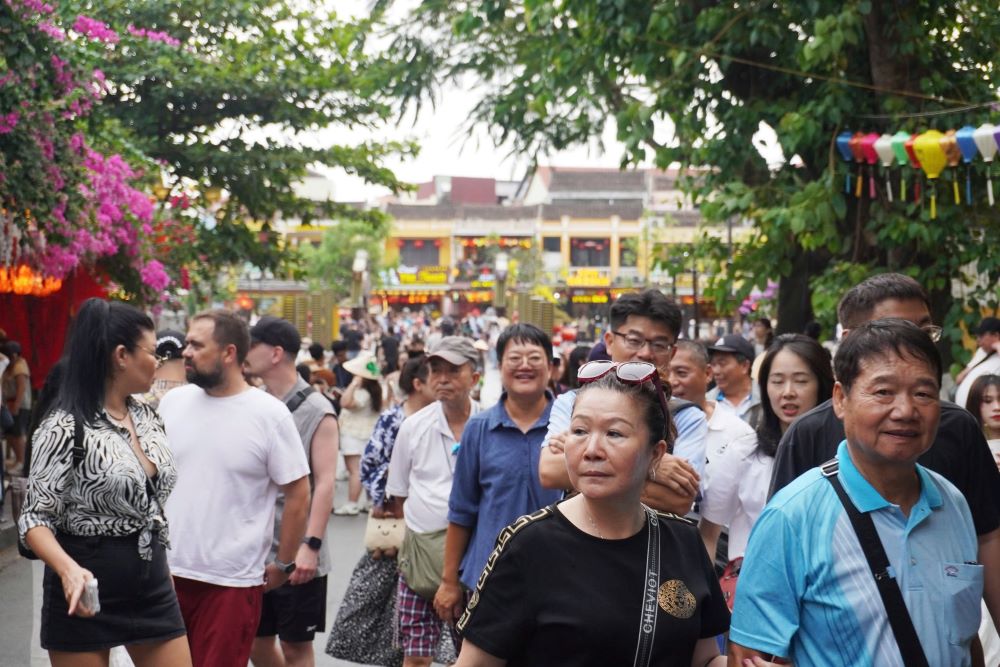 Des touristes étrangers viennent au site du patrimoine de Hoi An pour en apprendre davantage sur l'histoire. Photo: Tran Thi