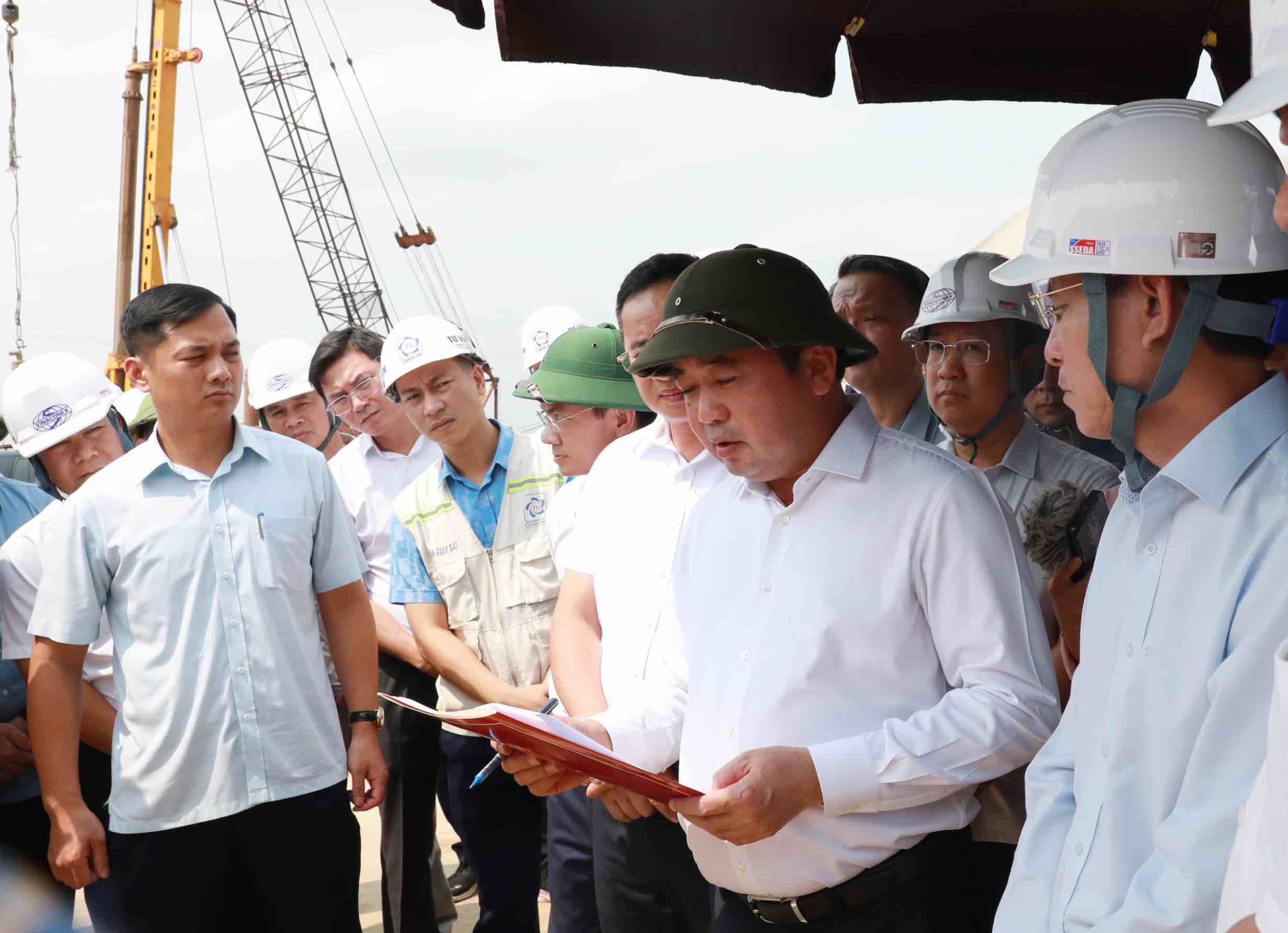 Bí thư Thành ủy Trần Đức Thắng và đoàn công tác kiểm tra tại Dự án đường Vành đai 3,5. Ảnh: Vương Vân