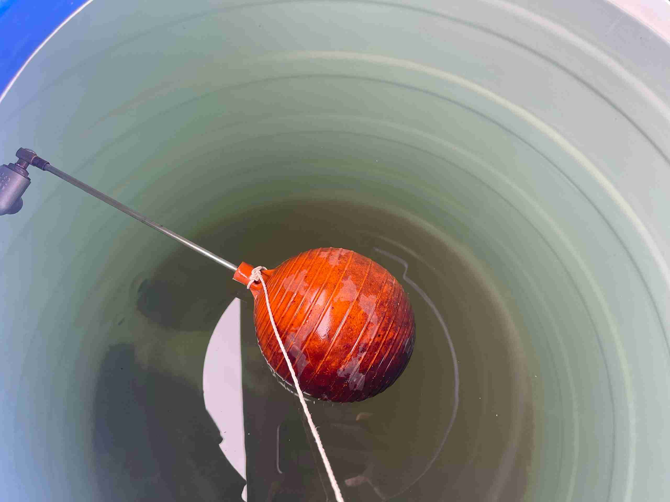 Nước bơm lên téc tại gia đình anh Trọng có màu đục ngầu, lẫn nhiều bùn cát. Ảnh: Mai Hương