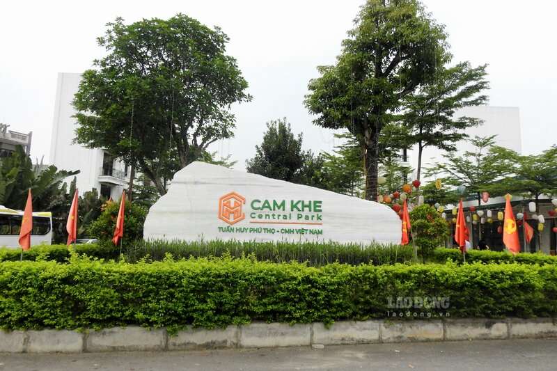 Cổng vào dự án đối diện Trung tâm Y tế khu vực Cẩm Khê. Ảnh: Tô Công