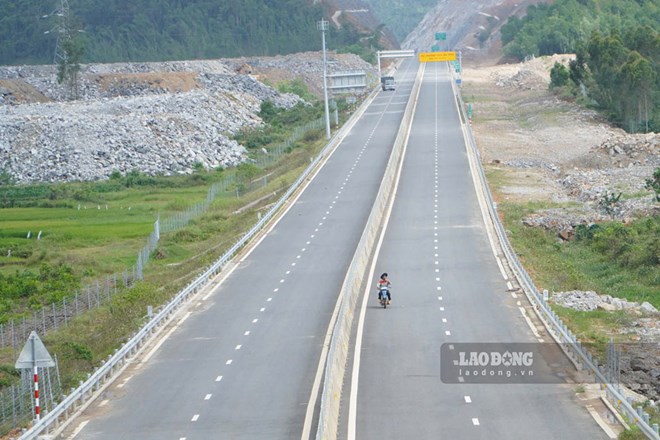 The component project of the Hoai Nhon - Quy Nhon expressway has been completed and will officially open to traffic from noon on April 29. Photo: Hoai Phuong