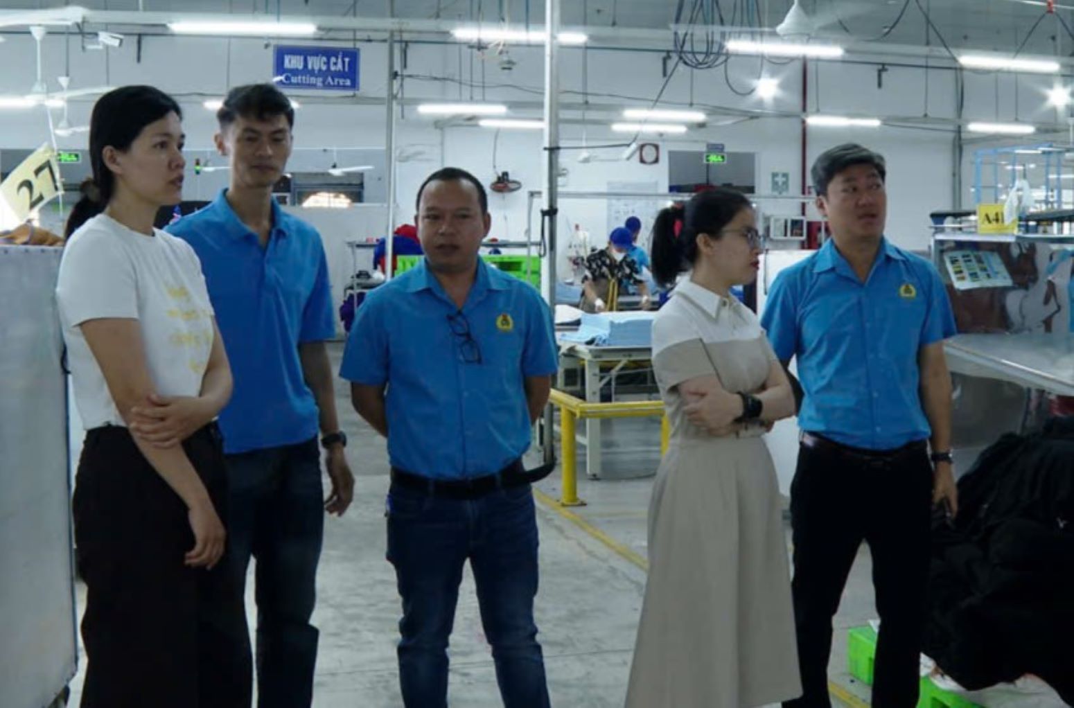 Ông Lê Nhật Tiên (bìa phải ảnh) đến công xưởng để nắm bắt tâm tư của người lao động. Ảnh: Hàn Nguyên