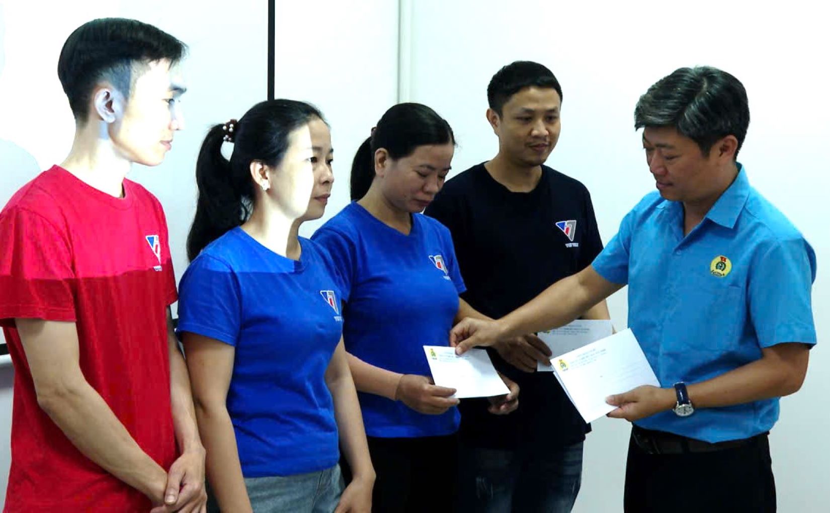 Mr. Le Nhat Tien (right cover photo) - Chairman of the grassroots trade union of VTJ Toms Textile and Garment Co., Ltd. has many practical initiatives in collective dialogue and negotiation for workers. Photo: Han Nguyen