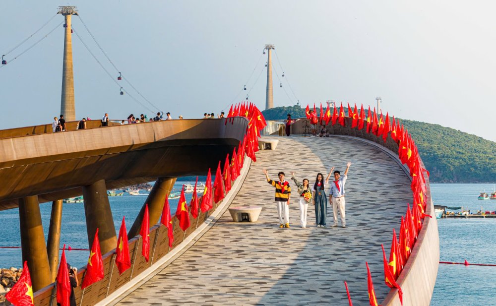 Many tourist attractions in Phu Quoc have been decorated with brilliant red flags with yellow stars, welcoming tourists during the 30th holiday. 4. Photo: Binh Minh