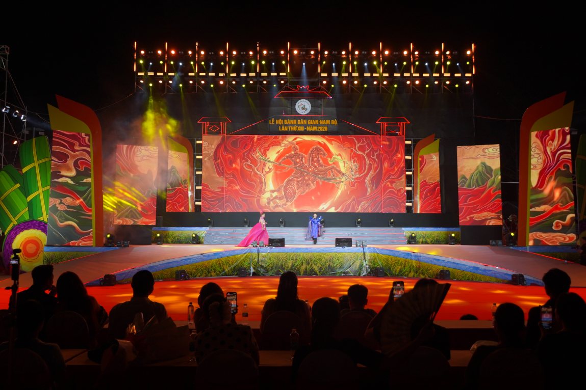 Các tiết mục tại chương trình nghệ thuật và trình diễn thời trang “Sông nước Tây Đô”. Ảnh: Tạ Quang