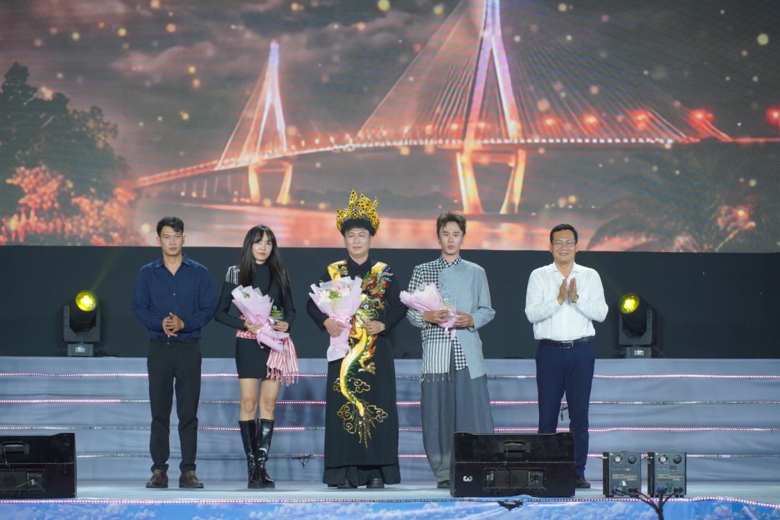 Ông Nguyễn Minh Tuấn (bên phải) - Phó Giám đốc Sở Văn hóa, Thể thao và Du lịch TP Cần Thơ; Ông Ngô Anh Minh (bên trái) – Giám đốc Công ty TNHH Truyền thông Giải trí VietNews trao hoa và biểu trưng cho đại diện các đơn vị và cá nhân tham gia chương trình. Ảnh: Tạ Quang