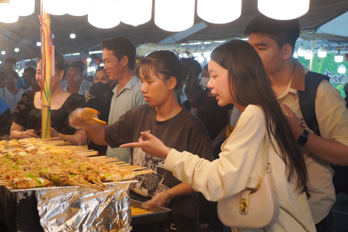 Tối 27.4, khu ẩm thực đông nghẹt người. Ảnh: Tạ Quang
