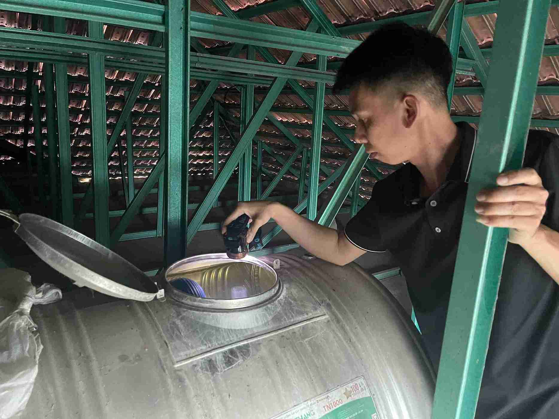 안짱의 많은 가구가 생활용수에 진흙과 모래가 있어 사용할 수 없다고 불평합니다. 사진: 마이흐엉